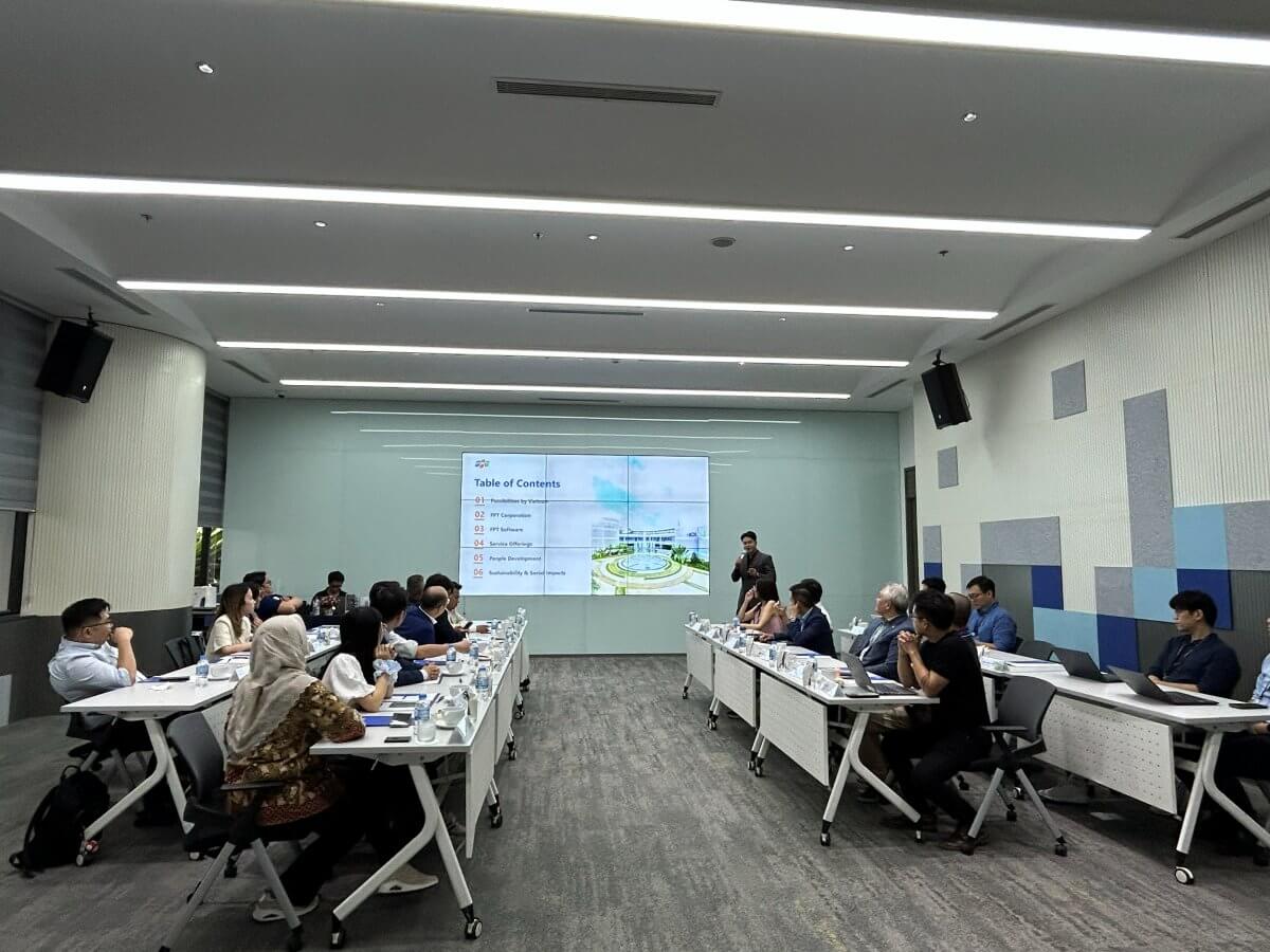 FPT Software briefing the MDEC delegation on the Vietnamese market during MedicalMet visit to Ho Chi Minh City