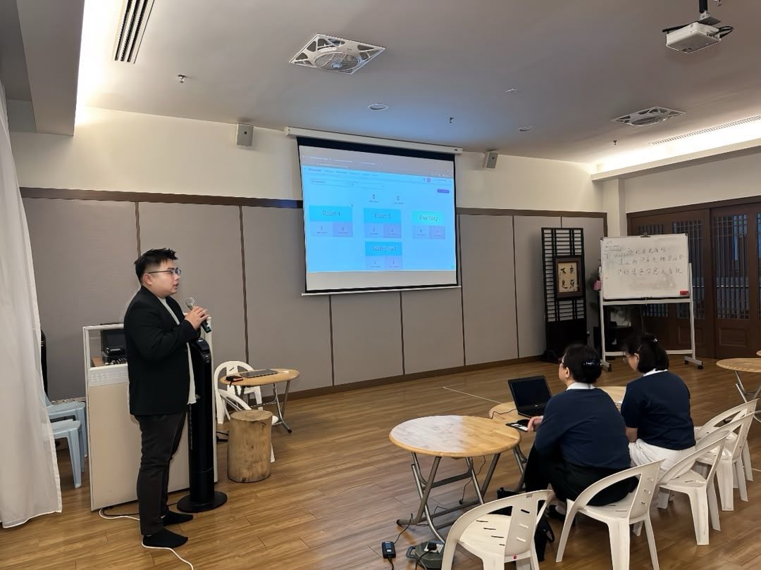 MedicalMet trainer presenting the clinic queue system dashboard to Tzu Chi International Medical Association volunteers at Jing Si Hall, Kuala Lumpur — MedicalMet