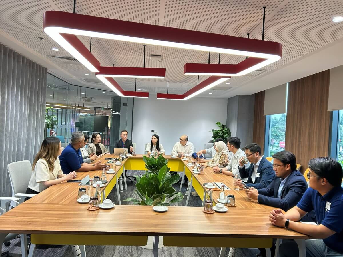 MedicalMet in a partner discussion during the DEX CONNEX Vietnam 2026 programme in Ho Chi Minh City
